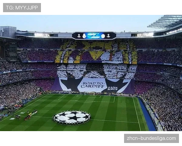 现场:马竞主场球迷展示巨型TIFO,纪念球队首次闯入欧冠决赛十周年